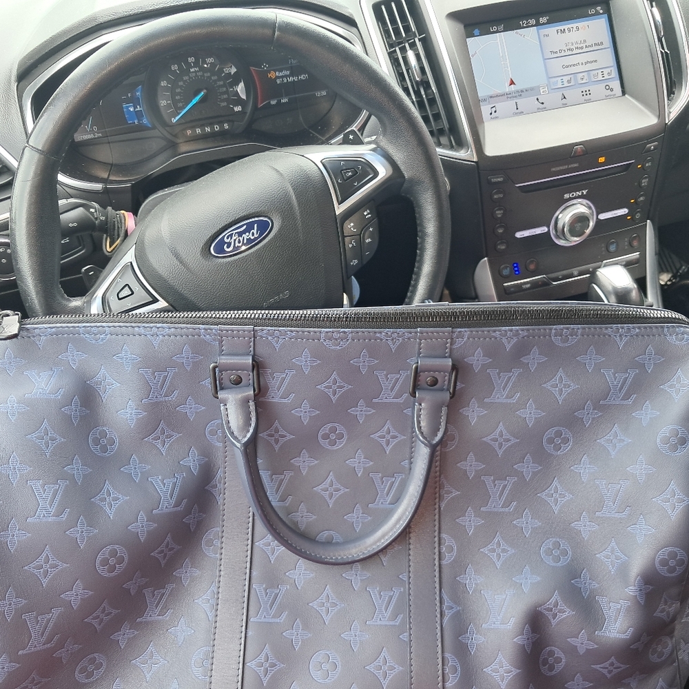 Louis Vuitton Gray Duffel Bag with Iconic Design - Picture 6 of 7